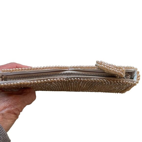 VINTAGE Beaded Finger Clutch Zippered Top Flower Design Champagne Color - Picture 9 of 9